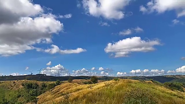 晴朗的天空和风力发电机视频素材