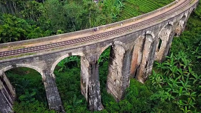 殖民时期铁路桥的航拍照片视频素材