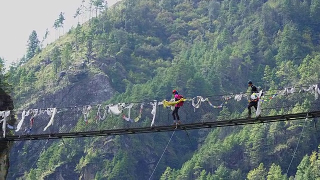 一群徒步旅行者穿过吊桥。视频素材