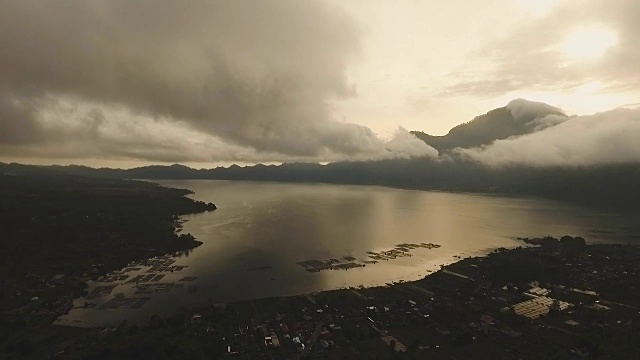 湖和火山在日出巴图尔。印尼巴厘岛视频素材