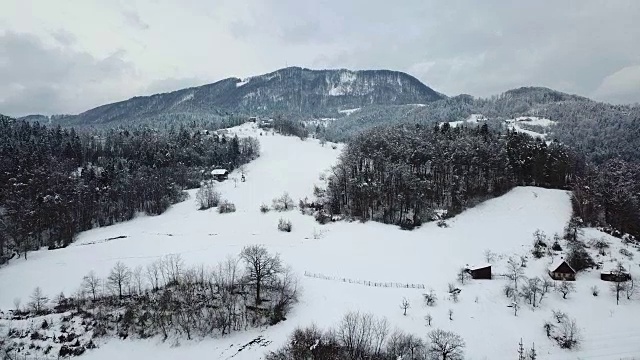 白雪皑皑的小山视频素材