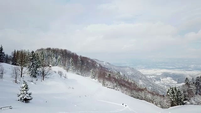 航拍:从山顶俯瞰的田园诗般的冬季景观。视频素材