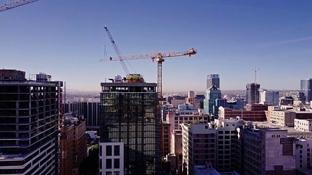 无人机在密集城区建筑工地上空飞行视频素材