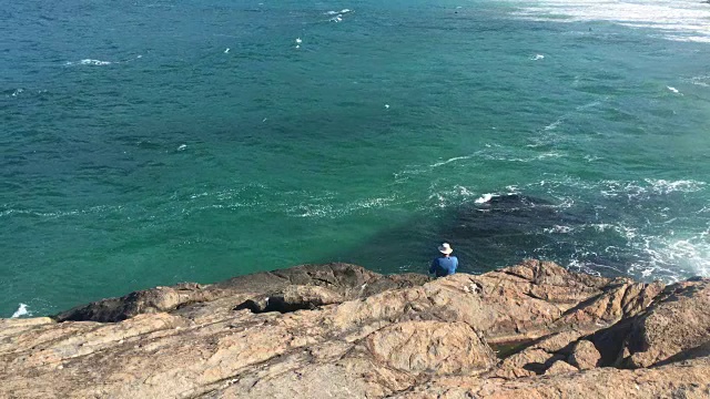 人们在海边的岩石上钓鱼视频下载