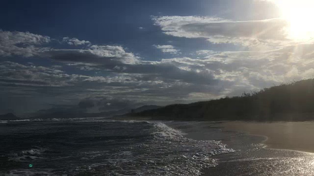 海浪到达海滩视频下载