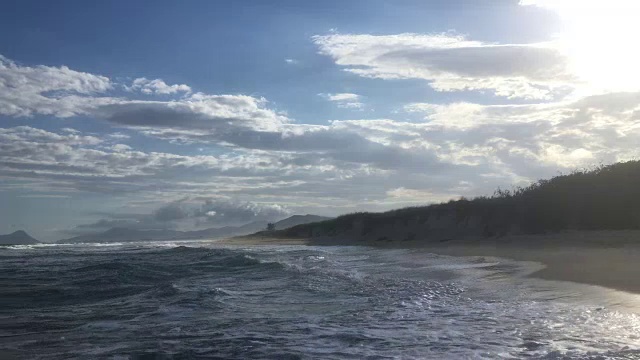 海浪到达海滩视频下载