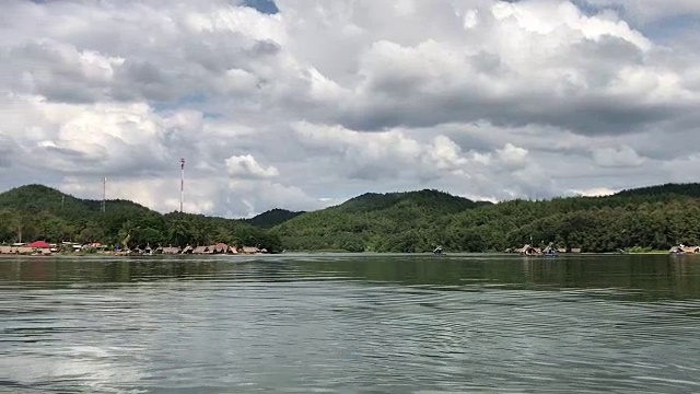 美丽的湖景，云天在山上视频素材