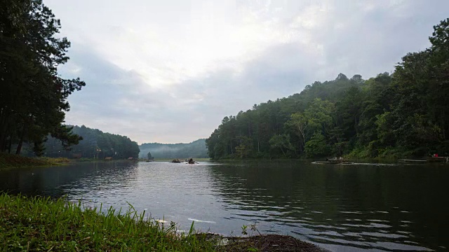 4K时间流逝:湖和船旅行。视频素材