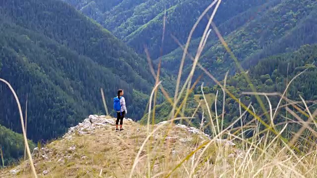 女人在山顶看日落，徒步女孩庆祝生活风景自然风景享受度假旅行冒险，4k视频素材