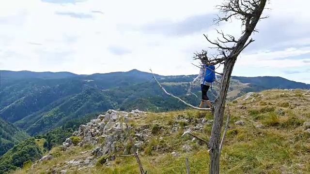 低角度女子徒步在山顶的日落徒步女孩庆祝生活风景自然景观享受度假旅行冒险，4k视频素材