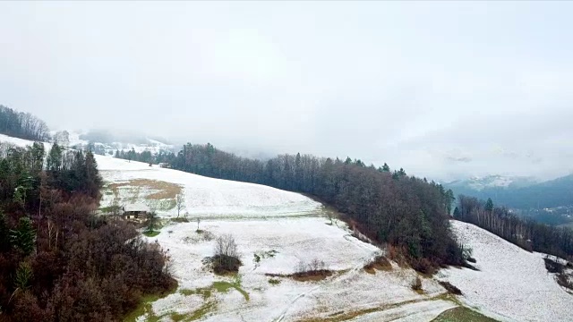 天线:在寒冷的冬天的早晨飞行视频素材