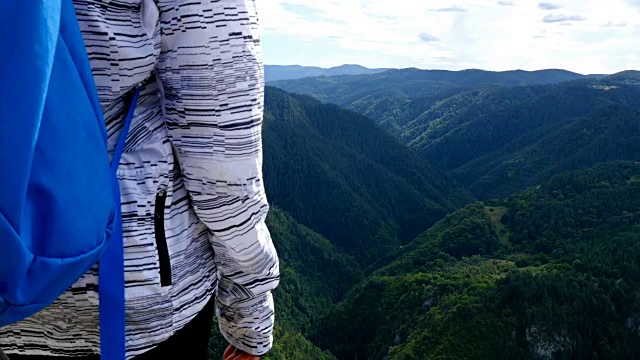 女人在山顶看日落，徒步女孩庆祝生活风景自然风景享受度假旅行冒险，4k视频素材