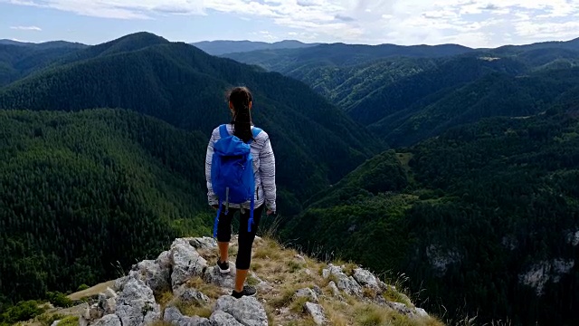 女人在山顶看日落，徒步女孩庆祝生活风景自然风景享受度假旅行冒险，4k视频素材