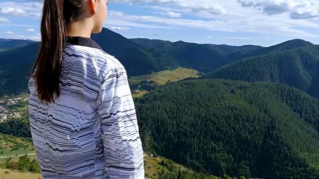 低角度的女子在山顶的日落徒步女孩庆祝生活风景自然景观享受度假旅行冒险，4k视频素材