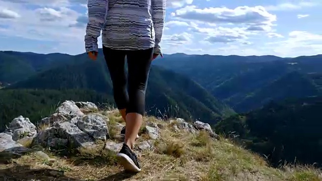 低角度的女子在山顶的日落徒步女孩庆祝生活风景自然景观享受度假旅行冒险，4k视频素材