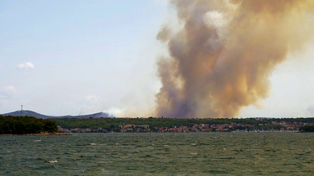 克罗地亚海岸森林大火，浓烟滚滚视频素材