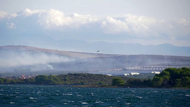 克罗地亚海岸森林大火，浓烟滚滚视频素材