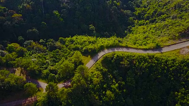 鸟瞰图拍摄泰国德山上美丽的道路。视频素材