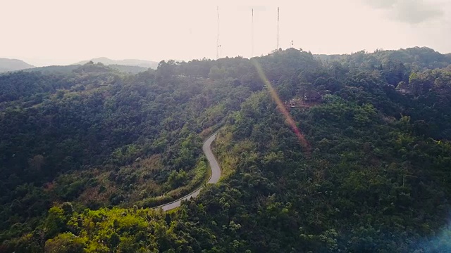 鸟瞰图拍摄泰国德山上美丽的道路。视频素材