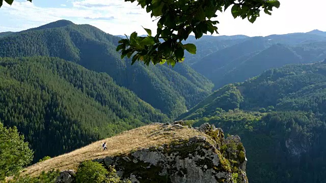 女子背包徒步旅行在山顶的日落景观徒步女孩庆祝生活风景自然景观享受假期旅行冒险，4k视频素材