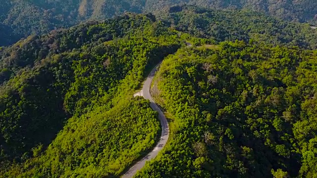 鸟瞰图拍摄泰国德山上美丽的道路。视频素材