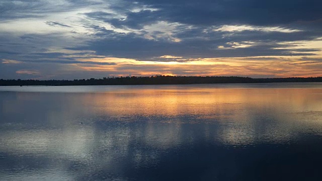 夕阳在水中的倒影视频素材