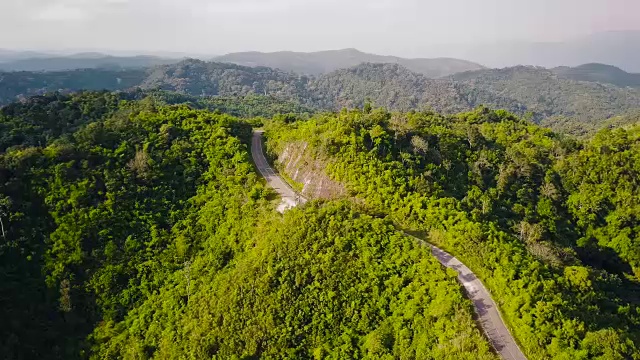 鸟瞰图拍摄泰国德山上美丽的道路。视频素材