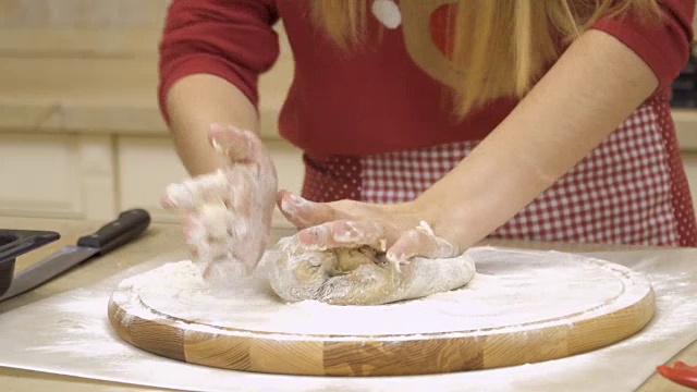 女孩揉面团做饼干视频素材