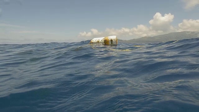 浮筒和绳索在海洋中漂浮着鱼的生命，劈平慢动作视频素材