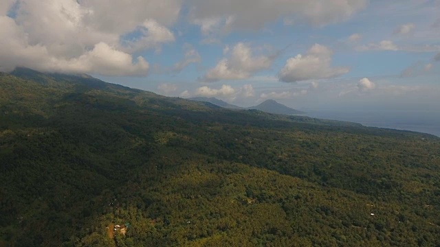 有热带森林的山脉。Camiguin岛菲律宾视频素材