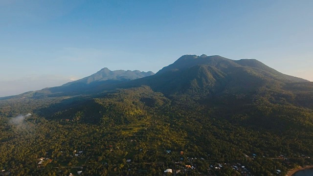 有热带森林的山脉。Camiguin岛菲律宾视频素材