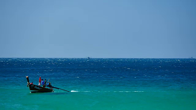 游船在热带海滩附近航行。在一个阳光明媚的日子和好天气里旅行和运输的概念视频素材
