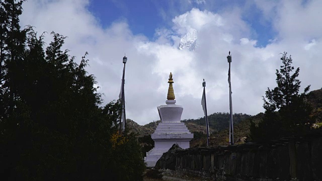 佛塔和雪山视频素材