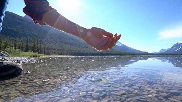 人们用手从山上的湖泊中舀取淡水视频素材