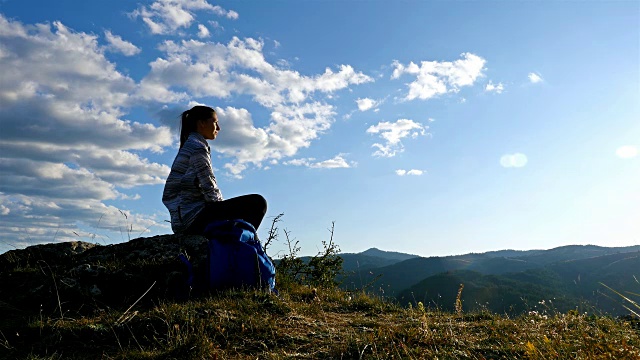 女人在山顶放松在日落徒步女孩庆祝生活风景自然景观享受假期旅行冒险，4k视频素材