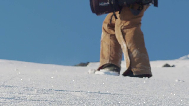 徒步旅行者在爬山时用慢动作踢起雪来视频下载