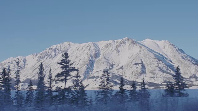 从车窗看出去，风景如画的雪山冬季景色视频素材