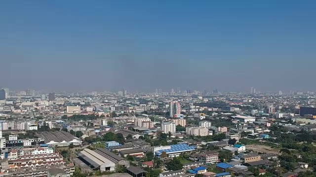 鸟瞰图城市全景。在阳光明媚的日子里从上往下看视频下载