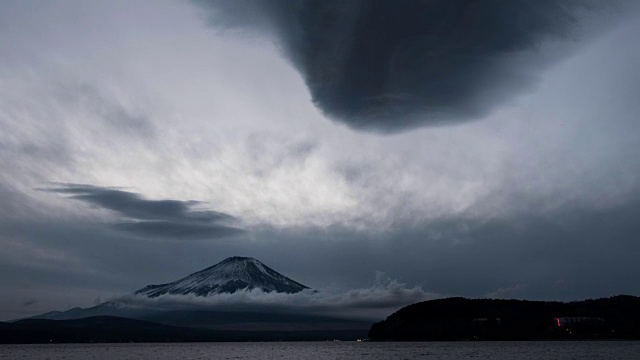 富士山周围形成的透镜状云视频素材