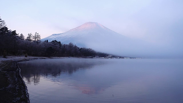 冬天大雾弥漫的早晨，富士山上的山中湖视频素材