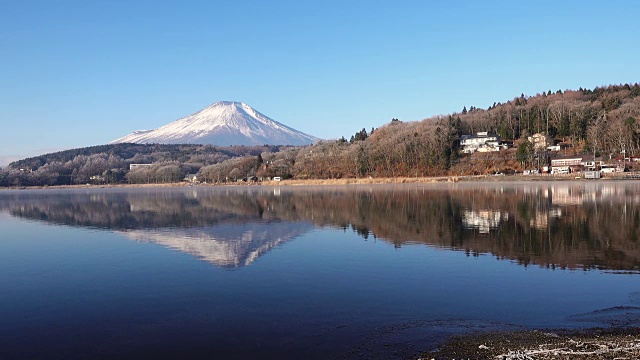 富士山映在山中湖中视频素材