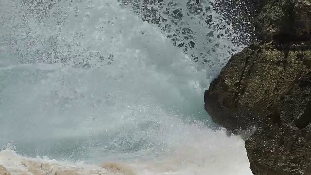 极端的海浪以缓慢的运动粉碎海岸视频素材