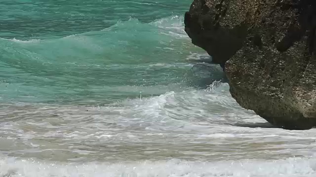 海浪冲击海岸线悬崖的慢镜头视频素材