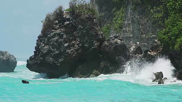 极端的海浪以缓慢的运动粉碎海岸视频素材