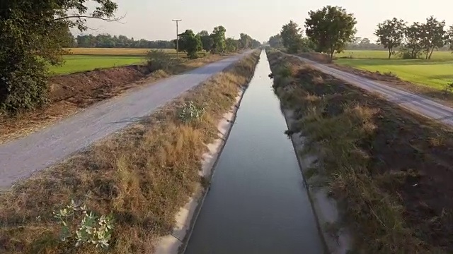 无人机飞行鸟瞰图灌溉运河视频素材