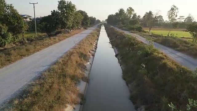 无人机飞行鸟瞰图灌溉运河视频素材