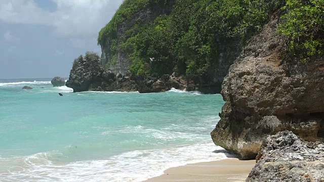 极端的海浪以缓慢的运动粉碎海岸视频素材