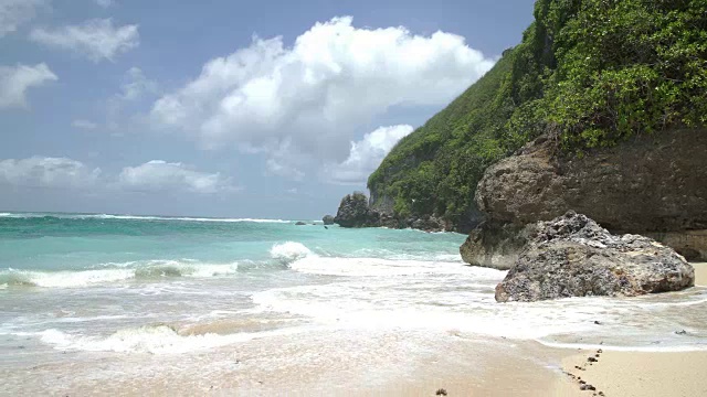 在阳光明媚的夏日，巨浪冲击岩石的惊人力量视频素材