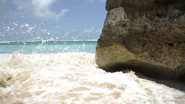 海浪冲击着海岸线悬崖视频素材