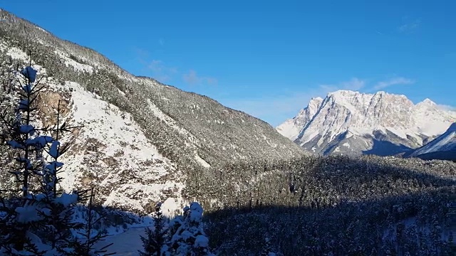 奥地利,提洛尔人的阿尔卑斯山脉。通往弗恩隘口的路。一场雪后的美妙风景。后面的Zugspitze峰视频素材